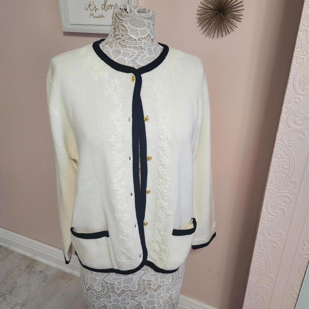 LKNW Vintage Crytal Kobe ivory Black gold button carditan Sweater M